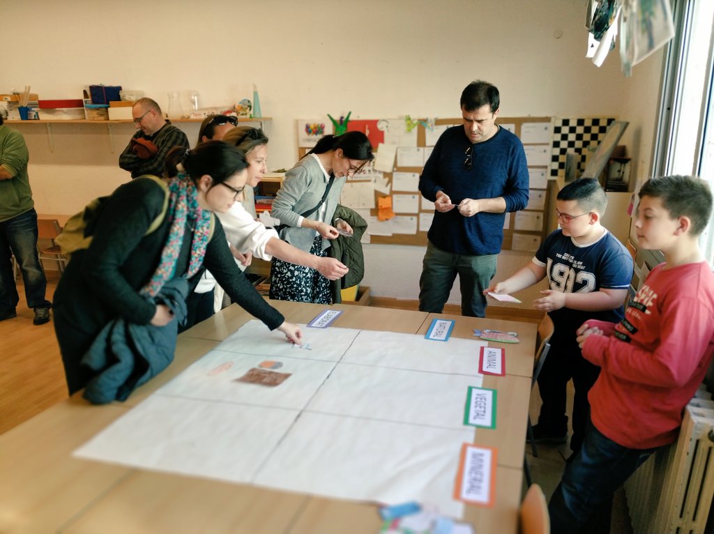 Tarda oberta a la Comunitat Showroom del projecte "Com podem fer perquè tothom mengi bé" 🍉🍓🍆🥩🥦 Emoció i responsabilitat en la mirada dels infants. <a href="/xarxaCb/">Xarxa de Competències</a> <a href="/educaciocat/">Educació</a> <a href="/reus_cat/">Ajuntament de Reus</a> #Reus #Escola #Projectes