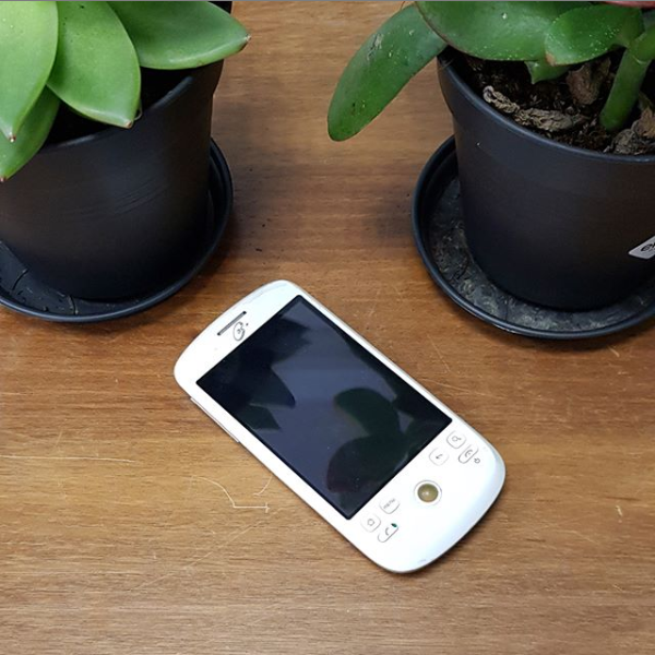 Frandroid's tweet photo. 🔸 Ecran 3,2 pouces
🔸 Android 1.6 Donut
🔸 1 capteur de 3 mégapixels
🔸 Sonneries polyphoniques

✨ On a ressorti notre bon vieux #HTCMagic, le deuxième smartphone sorti sous #Android ! C'était il y a dix ans 👴 👉 https://t.co/Rgj6w4gY4P

#ThrowbackThursday https://t.co/tobdkGne8Q