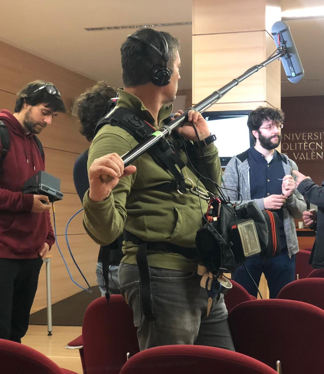 Today TV programme <a href="/TlallenguaAPunt/">Trau la llengua</a> 📺 visited us to report on <a href="/mllpresearch/">MLLP Research Group</a>'s #AI projects. We talked about #poliSubs, the <a href="/UPV/">Universitat Politècnica de València</a>'s real-time automatic subtitling system by <a href="/mllpresearch/">MLLP Research Group</a> &amp; <a href="/ASIC_UPV/">Área de Sistemas de Información y Comunicaciones</a> (upv.es/noticias-upv/n…), and also about #X5gon (mllp.upv.es/the-new-eu-pro…).