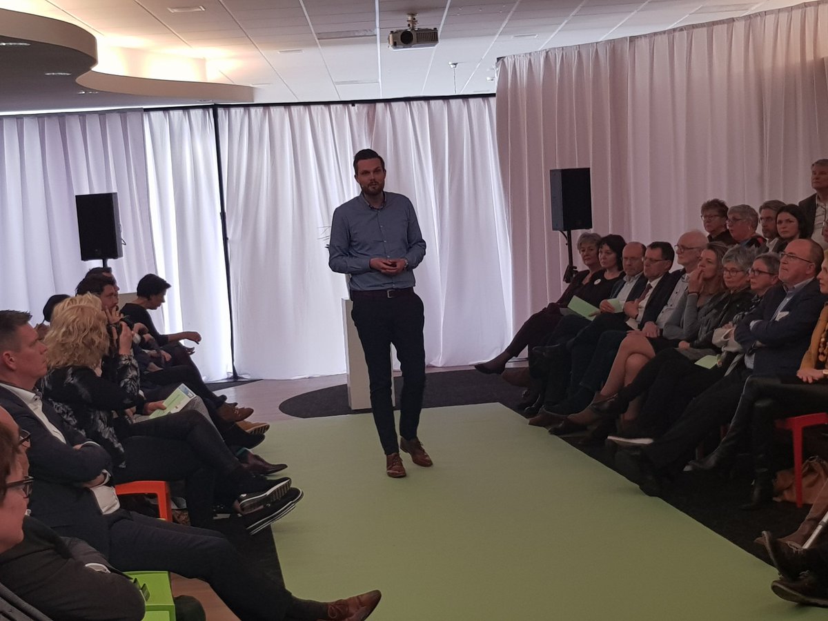 Wát een inspirerende sprekers mochten wij vandaag ontvangen op ons symposium 'Hoe haal je het ondersteboven?'. Bedankt Jos de Blok van <a href="/buurtzorg/">Buurtzorg</a>, Marinus Schroevers van <a href="/zlm/">ZLM Verzekeringen</a> en Nick Zonneveld van @VilansNL!