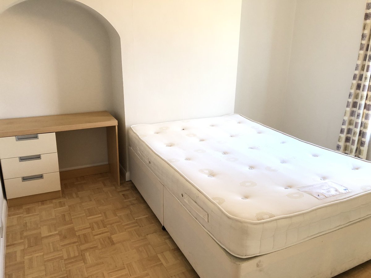 Looking to rent close to Chester City Centre? We have the property for you! A beautiful 2 Bedroom Terrace house, a few minutes walk from the centre! 
Interested? Call 01244 403 900 now! #Chester #chesterrentals
#renting  rightmove.co.uk/property-to-re…