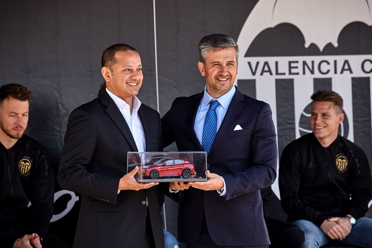 AlfaRomeo_es's tweet photo. Entrega de los nuevos #AlfaRomeo a los jugadores, exhibición de toda la gama, test drives con #LuisVillamil y #Stelvio, juegos de habilidad con el balón... Creemos que no se le puede pedir mucho más a un jueves 😎, ¿no, @ValenciaCF? 🍀 #AlfaVCF https://t.co/BYgj5N88a0