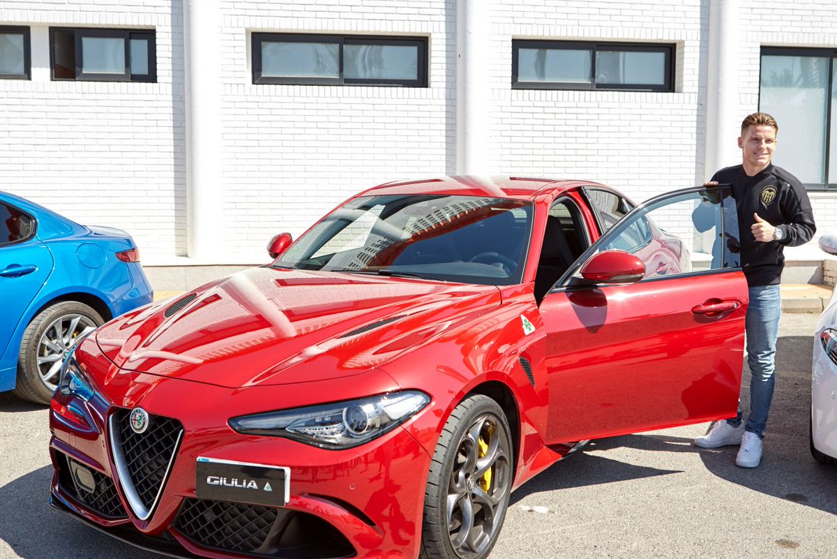 AlfaRomeo_es's tweet photo. Entrega de los nuevos #AlfaRomeo a los jugadores, exhibición de toda la gama, test drives con #LuisVillamil y #Stelvio, juegos de habilidad con el balón... Creemos que no se le puede pedir mucho más a un jueves 😎, ¿no, @ValenciaCF? 🍀 #AlfaVCF https://t.co/BYgj5N88a0