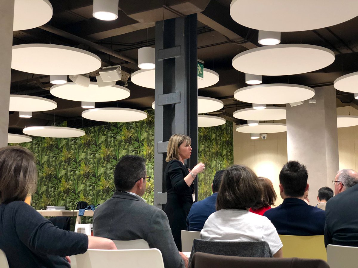 KNAUFINDSPAIN's tweet photo. Montse Castillo, Directora Máster en #Packaging Management interviene durante #PackagingTrends19, #OpenClass @IQSExecutive @ICADE_BSchool interactuando c/ asistentes y participantes 👏🏻 ¿Sabias que existe un #Máster especialización en Packaging Management? https://t.co/YCtmtnDxFc https://t.co/eS0GQ69R3H