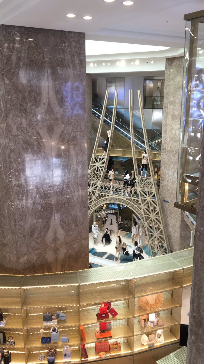 EmmaOldn's tweet photo. Les @Galeries_Laf s’installent au 60 av. Des #ChampsElysees. Un mélange de luxe, design et expérientiel. On en prend pleins les yeux ! https://t.co/qJLAvV6Flu
