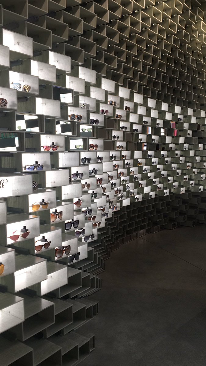 EmmaOldn's tweet photo. Les @Galeries_Laf s’installent au 60 av. Des #ChampsElysees. Un mélange de luxe, design et expérientiel. On en prend pleins les yeux ! https://t.co/qJLAvV6Flu
