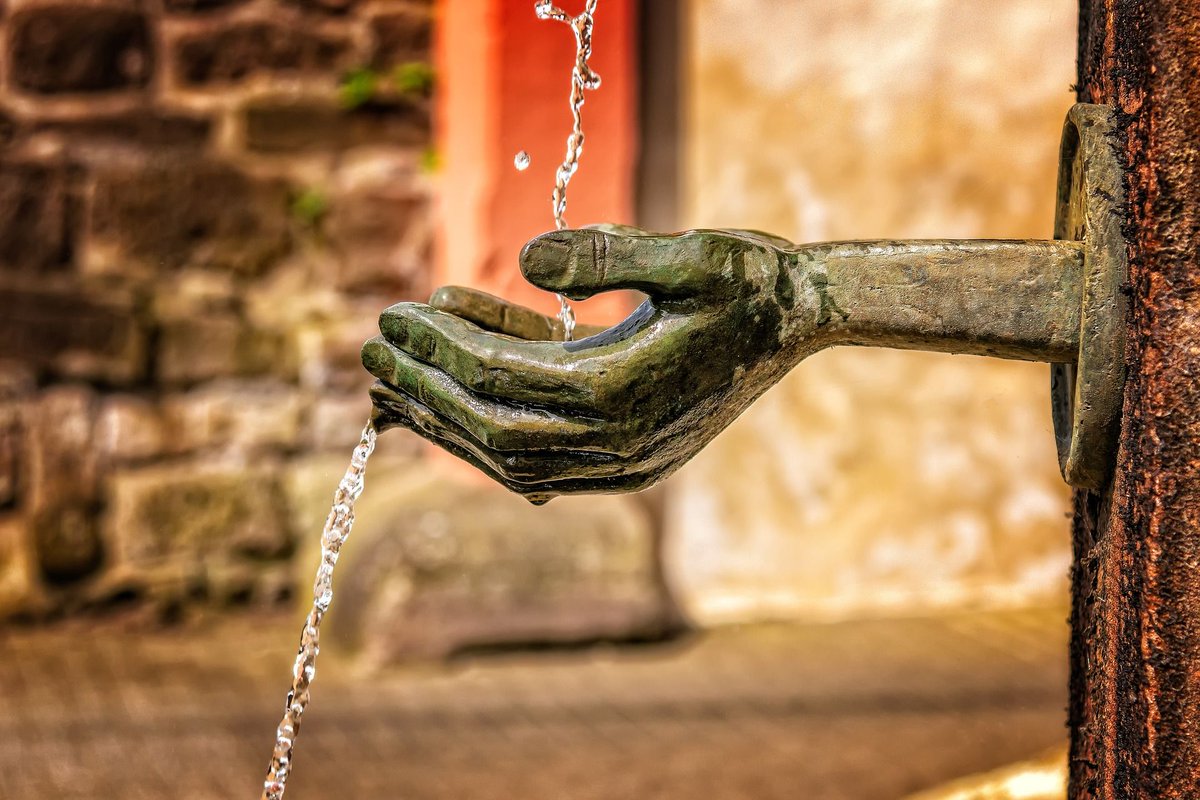 givingwhatwecan's tweet photo. Want to help improve people's giving behavior, but not sure how to reach them or exactly which principles are most vital to impart? You're in good company! Jon Behar on the EA Forum shares a similar goal, and proposes a research framework to help meet it: https://t.co/dFiMZHUG4p https://t.co/UCFubwz5oS