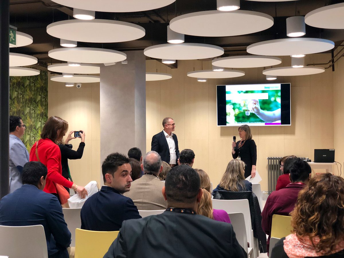 KNAUFINDSPAIN's tweet photo. 📸📸 #LIVE - Patrick Sutter CIO #KNAUFINDUSTRIES comienza su participación en la jornada #PackagingTrends19 🆙🆙🆙  LIGHTER PARTS FOR A REDUCED CARBON FOOTPRINT ✅ https://t.co/IP085TvgYe https://t.co/yWiABVBeR4