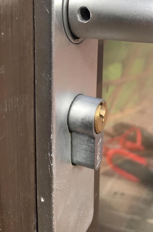 foxy_kent's tweet photo. To all the #business-owners and even #homeowners... If any of your external doors have a lock looking like this, then you need to change it.

Why? Euro cylinder snapping! The most common method of entry used by criminals to gain entry into your property.

#locksmith #security https://t.co/E8keSw7Zx9