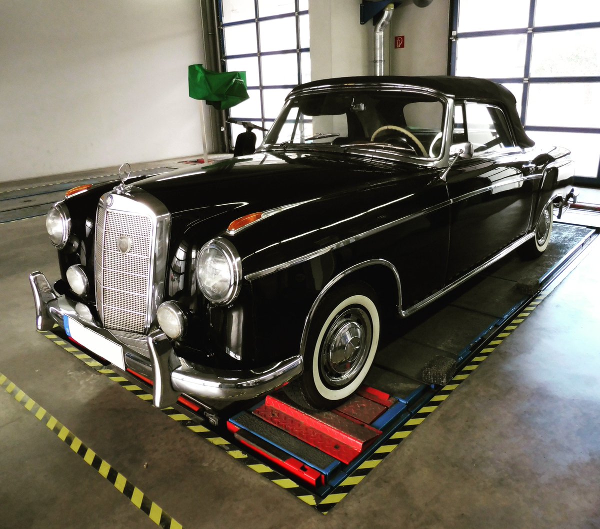 tuevtuebingen's tweet photo. Die Klassiker bereiten uns immer wieder eine Freude. Hier ein Mercedes-Benz 220 S aus dem Jahr 1958.
#TÜV #Tübingen #auto #benz #artwork #oldschool #vintage #nostalgia #oldtimer #mercedes #automotive #classiccar #mercedesbenz #classiccars #car #mercedesclassic #oldtimerlove https://t.co/WVlhY84mw9