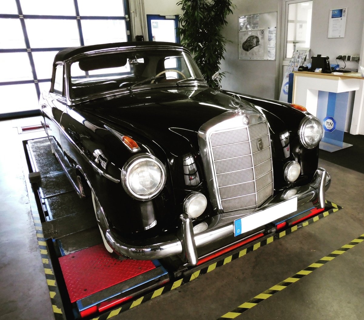 tuevtuebingen's tweet photo. Die Klassiker bereiten uns immer wieder eine Freude. Hier ein Mercedes-Benz 220 S aus dem Jahr 1958.
#TÜV #Tübingen #auto #benz #artwork #oldschool #vintage #nostalgia #oldtimer #mercedes #automotive #classiccar #mercedesbenz #classiccars #car #mercedesclassic #oldtimerlove https://t.co/WVlhY84mw9