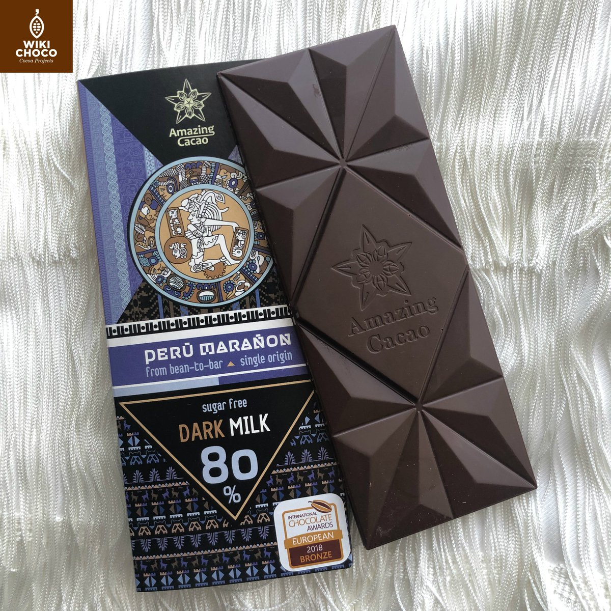 wikichoco_'s tweet photo. El #Perú Marañón de Amazing #Cacao contiene un 80 % de cacao. Posee un toque de leche, que se traduce en acidez media y amargor sutil, con notas afrutadas, retrogusto cítrico y vainilla. Aprende más sobre este #chocolate haciendo clic aquí: https://t.co/GLg6nFSpsd #Wikichoco https://t.co/zW1kC0BpcR