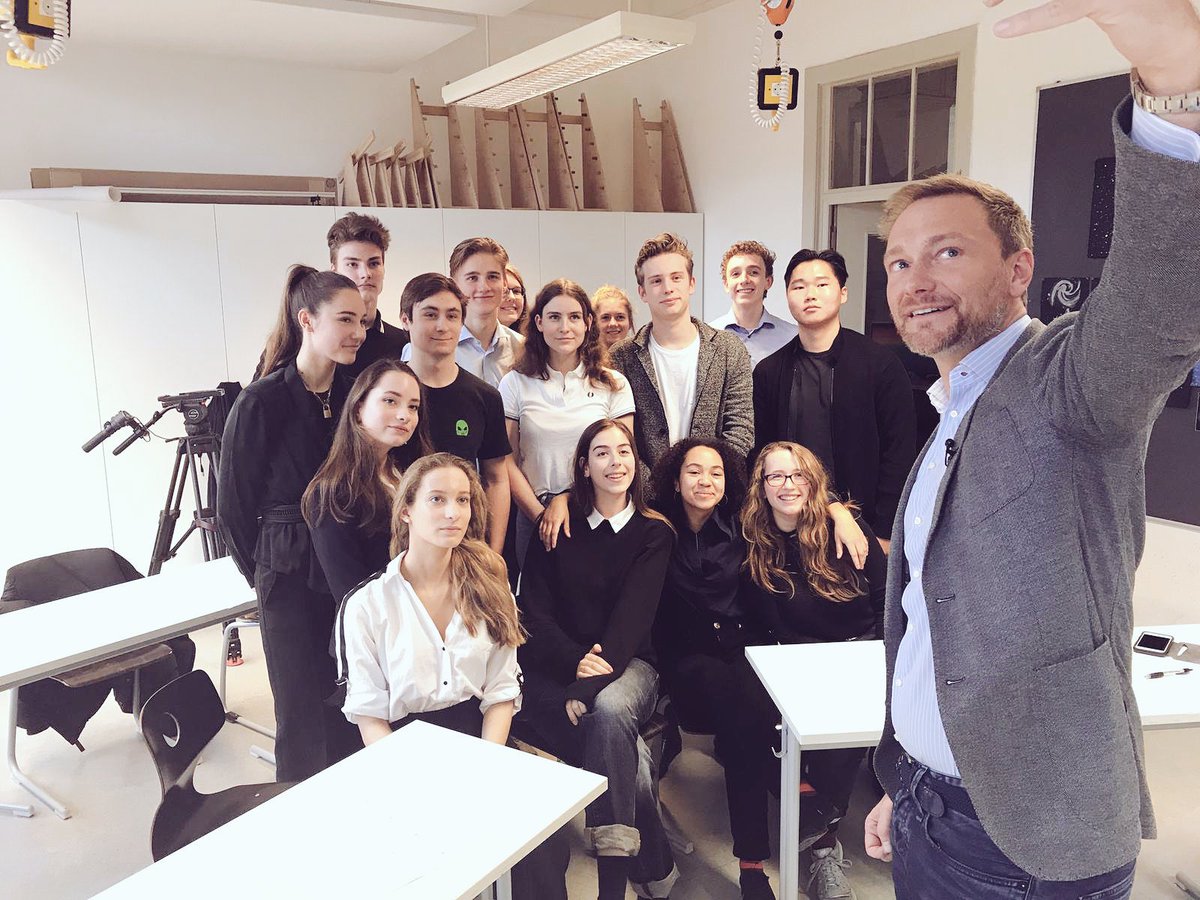 c_lindner's tweet photo. Heute mit Schülerinnen und Schülern in Berlin über Klimawandel und #FridaysForFuture diskutiert.
Dabei sollten wir auf Kreativität und Freiheit von Technikern statt auf Angst und Verbotspolitik setzen. CL https://t.co/3gf74QTfEE