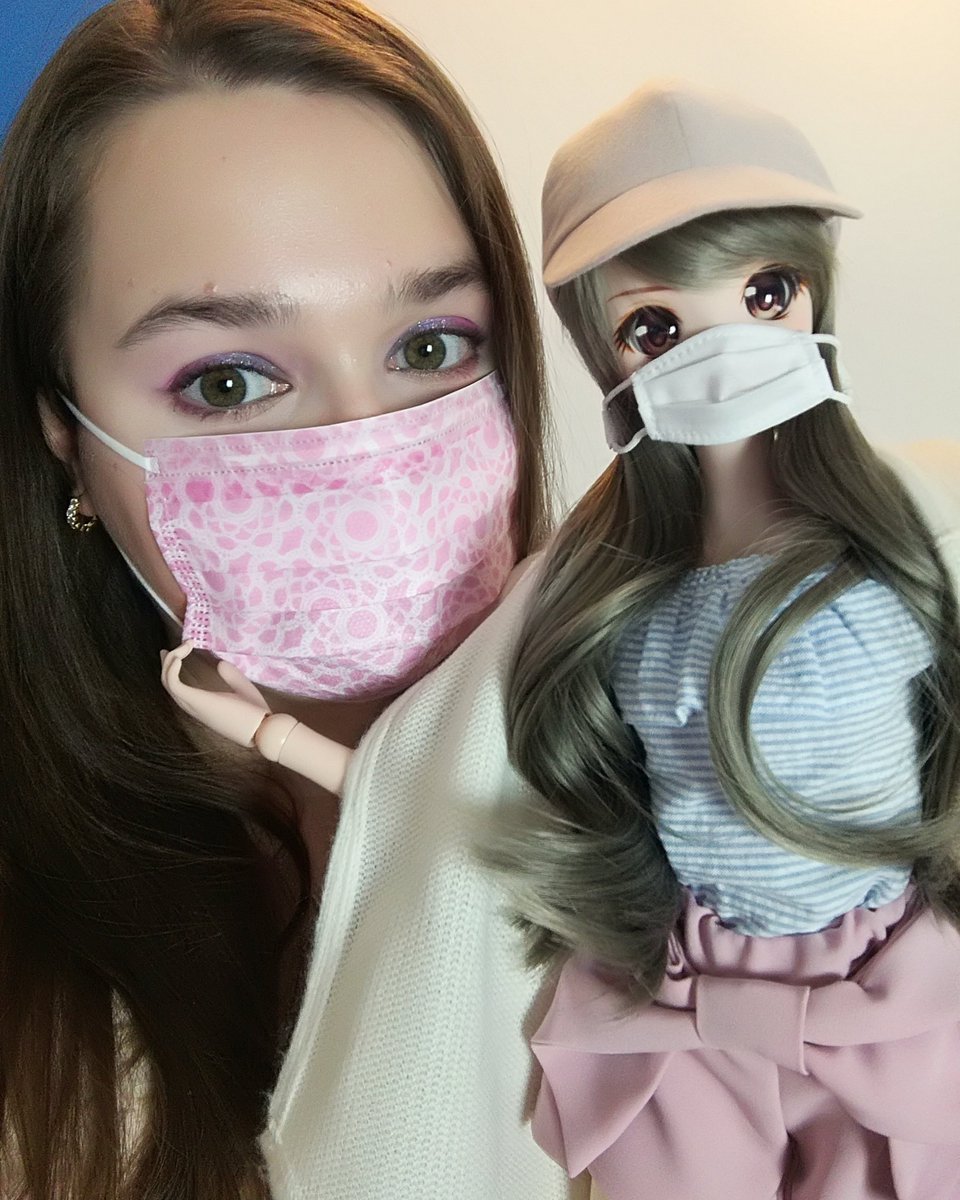 theri_ppoi's tweet photo. It's finally selfie time again with Mei's white surgery mask...and we are matching! Yay! โจ๐ธโจ๐
#TheriPpoi #Komonogatari #SmartDoll #Melody #DannyChoo #CultureJapan https://t.co/UBKhaZbTQZ