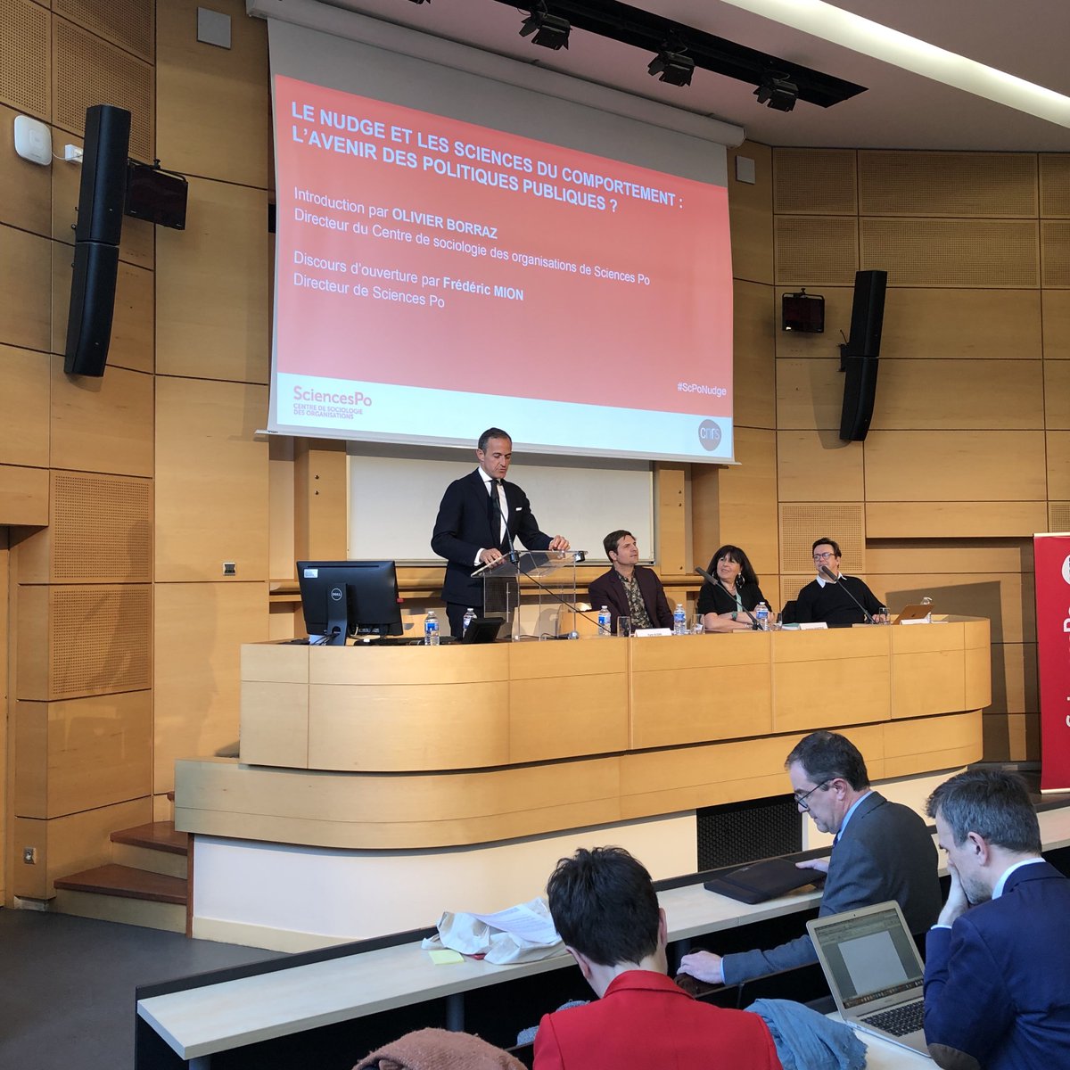 sciencespo's tweet photo. #ScPoNudge #CSONudge Suivez notre #Livetweet de la conférence : "Le nudge et les sciences du comportement : l'avenir des politiques publiques ?" 👇 https://t.co/ZU3uD6YbC4