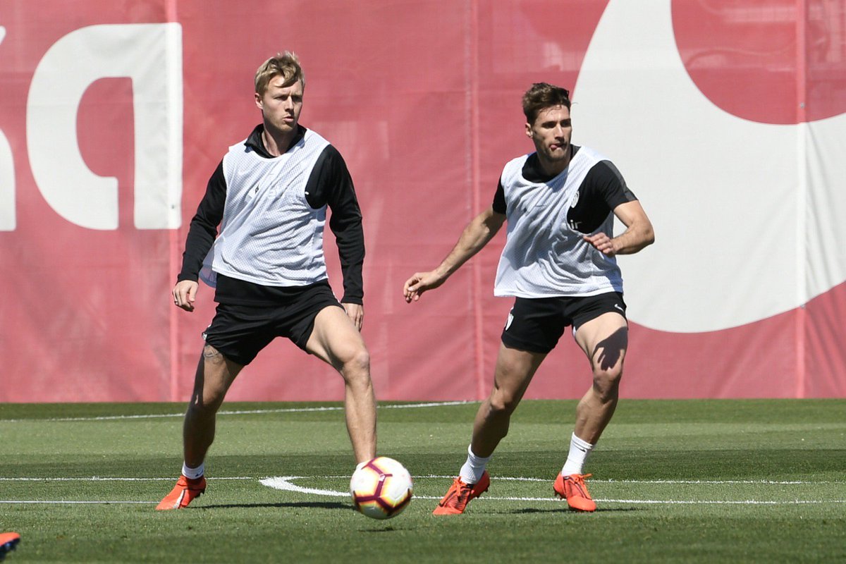 Vuelta a los entrenamientos con el equipo - #VamosMiSevilla🔴⚪️ // Back in training with <a href="/SevillaFC/">Sevilla Fútbol Club</a>. Full focus on next game. #WeareSevilla