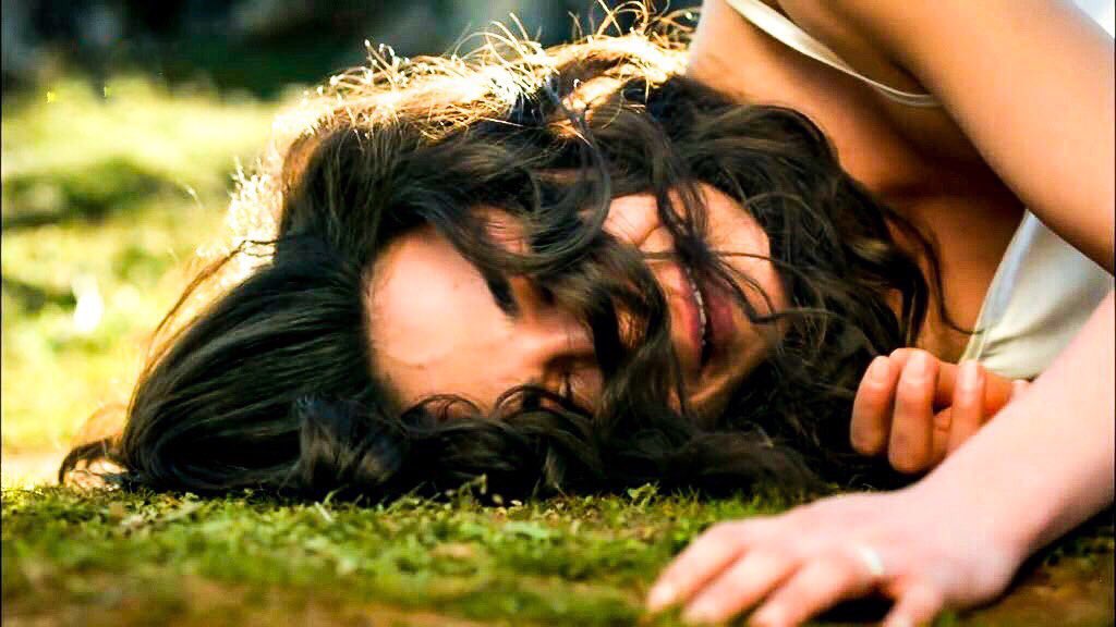 Hiçbir yere sığmadı aşkın,
Gönlüme sığdı yalnız..
Şimdi gönlüme de sığmıyor,
Gözlerimden sızıyor.. 🥀

 •#Hercai •#ReyMir •#MiranAslanbey •#ReyyanŞadoğlu •#AkınAkınözü •#EbruŞahin