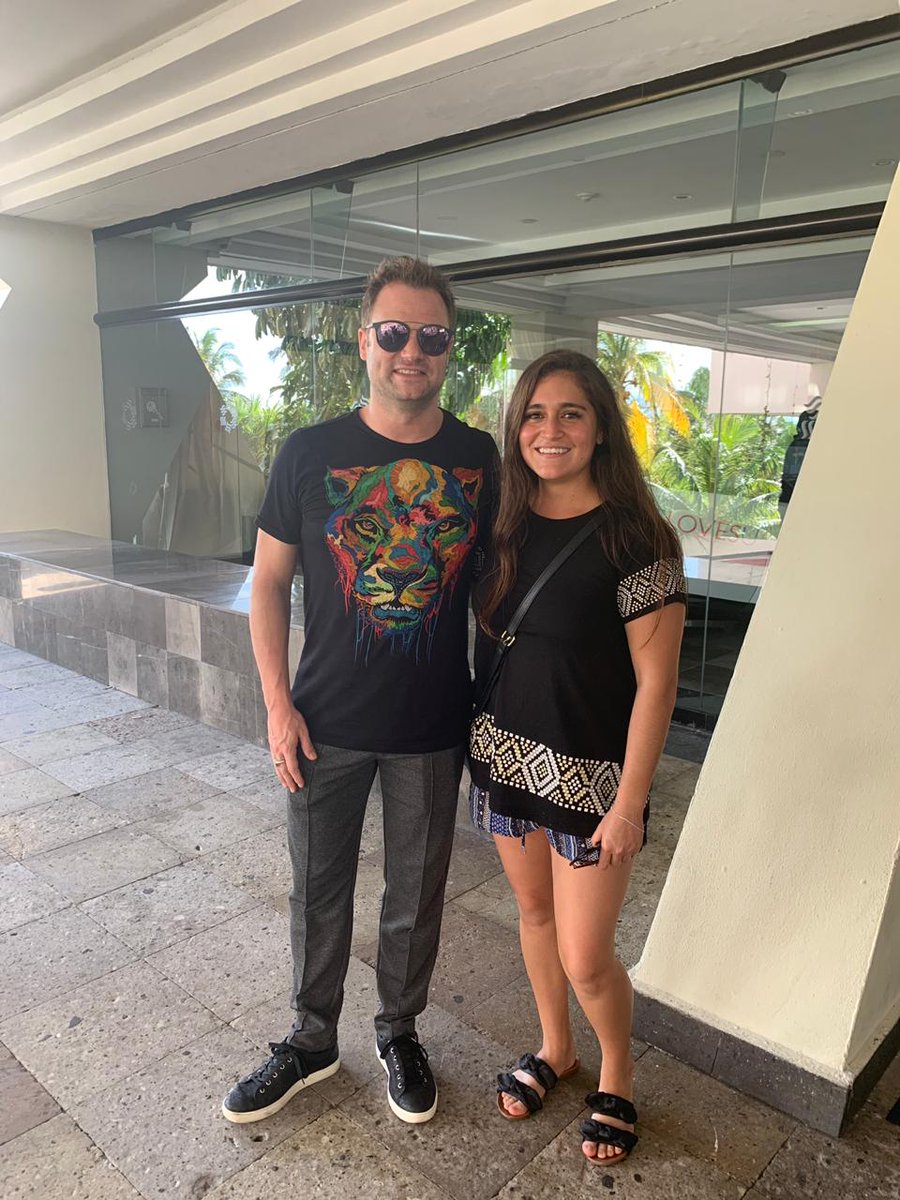 aikoarmstrong's tweet photo. Cuando tienes la oportunidad de conocer a tu DJ favorito , es cuando dices que ya puedes morir tranquila 🥰😍 #FelizJueves https://t.co/jOv9Y1iRZy