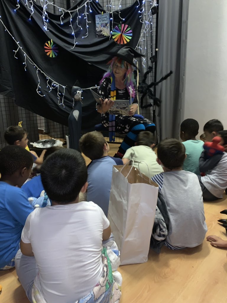 sam_barnett02's tweet photo. The magic of reading. Aliens and giants and witches and rhinos all came to visit at the Grade 1’s Books at Bedtime. #BookAtBedTime #reading #WeLoveReading @BenniesJP @BenniesSA https://t.co/2JEkFJFzI6