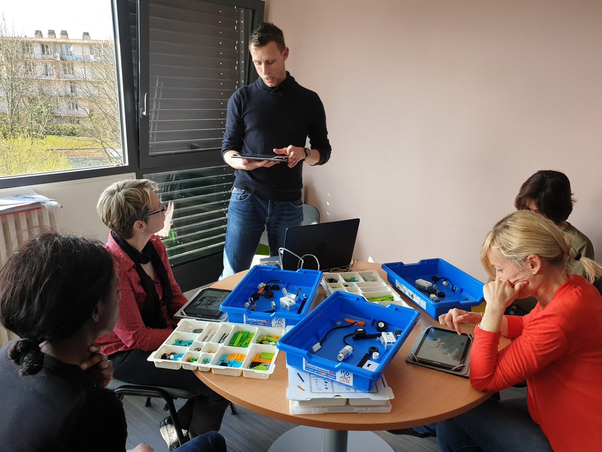 AccessRobotique's tweet image. Nous avons accompagné les enseignants qui accueillerons nos #robots dans leurs classes ce trimestre lors de leur journée de formation en #robotiqueÉducative organisée par la @dsden58 : au programme, initiation à l&apos;algorithmie et découverte des pratiques pédagogiques !