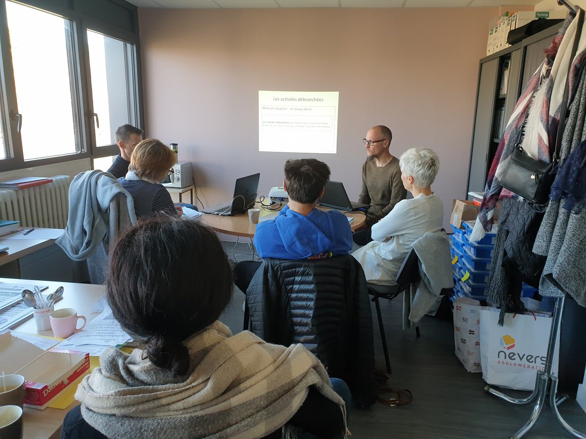 AccessRobotique's tweet image. Nous avons accompagné les enseignants qui accueillerons nos #robots dans leurs classes ce trimestre lors de leur journée de formation en #robotiqueÉducative organisée par la @dsden58 : au programme, initiation à l&apos;algorithmie et découverte des pratiques pédagogiques !