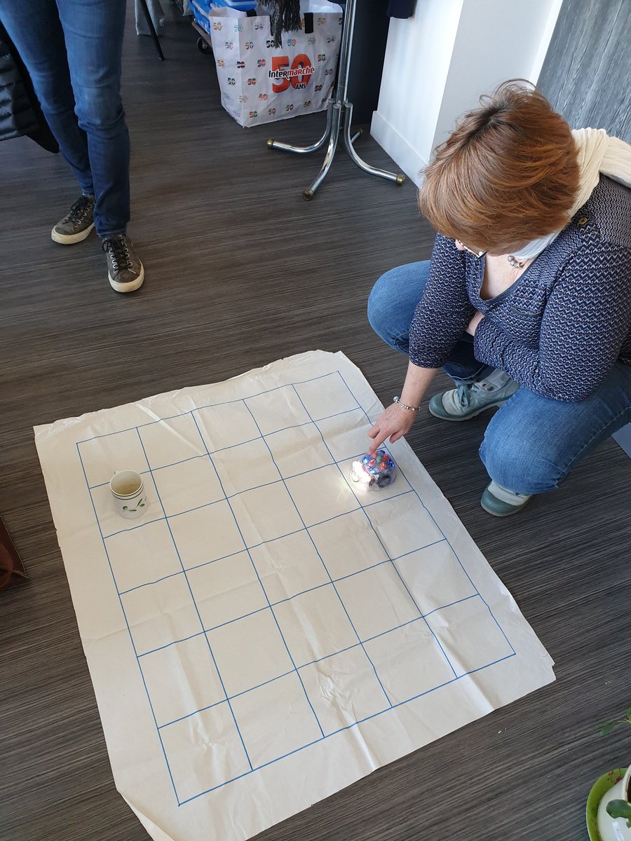 AccessRobotique's tweet image. Nous avons accompagné les enseignants qui accueillerons nos #robots dans leurs classes ce trimestre lors de leur journée de formation en #robotiqueÉducative organisée par la @dsden58 : au programme, initiation à l&apos;algorithmie et découverte des pratiques pédagogiques !