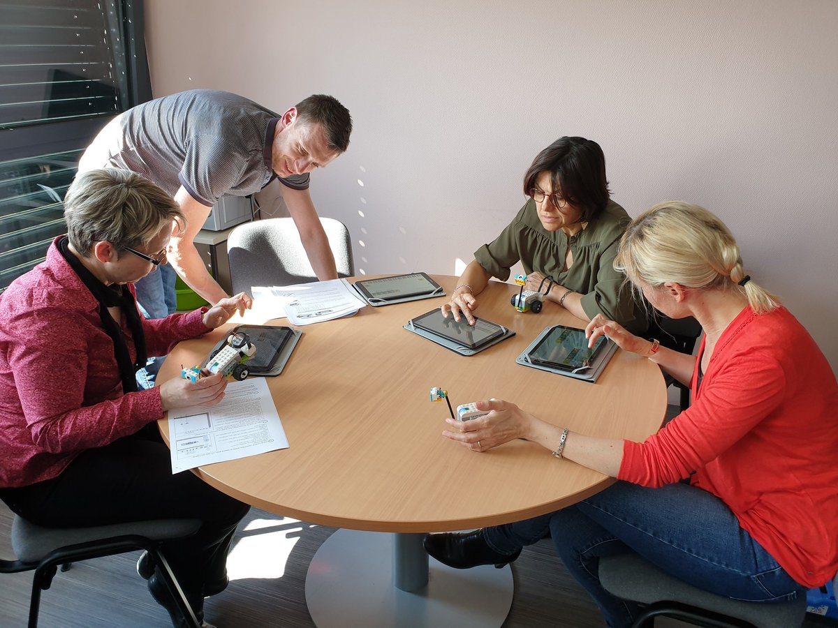 AccessRobotique's tweet image. Nous avons accompagné les enseignants qui accueillerons nos #robots dans leurs classes ce trimestre lors de leur journée de formation en #robotiqueÉducative organisée par la @dsden58 : au programme, initiation à l&apos;algorithmie et découverte des pratiques pédagogiques !