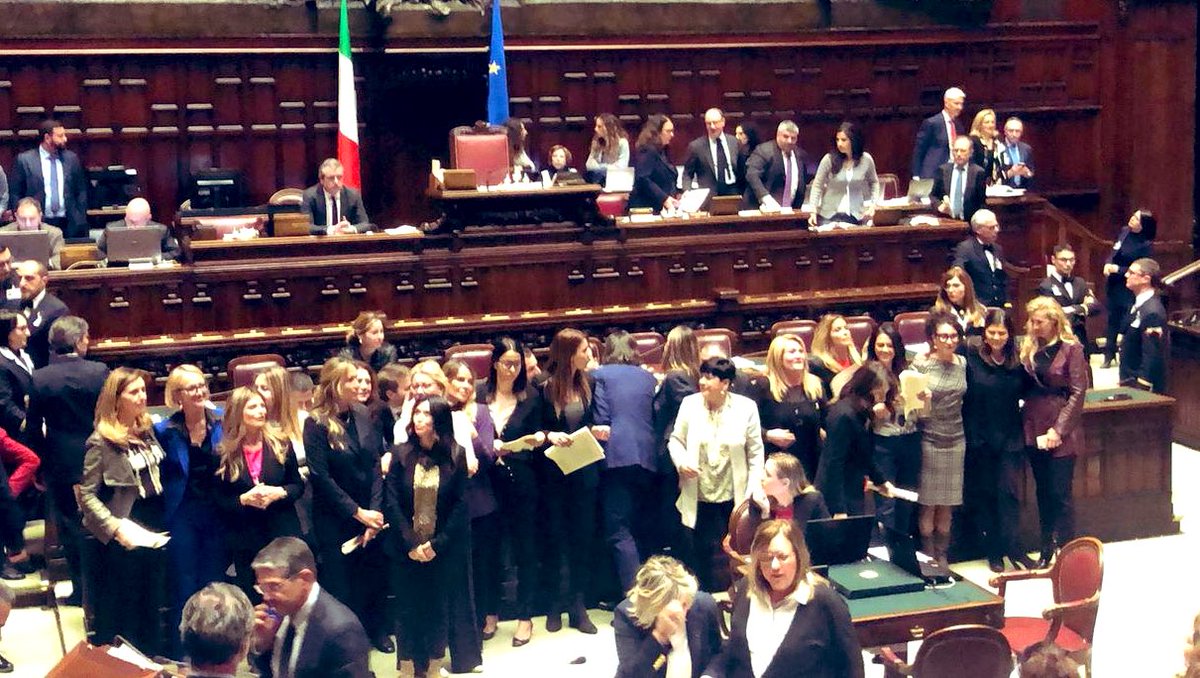 GruppoFICamera's tweet photo. Le deputate di @forza_italia, per protesta contro l'annunciato voto contrario della maggioranza all'emendamento al ddl Codice rosso (@federicazanella) sul #revengeporn, hanno occupato i banchi del Governo! 

#OpenCamera https://t.co/ncSSr2HVPm
