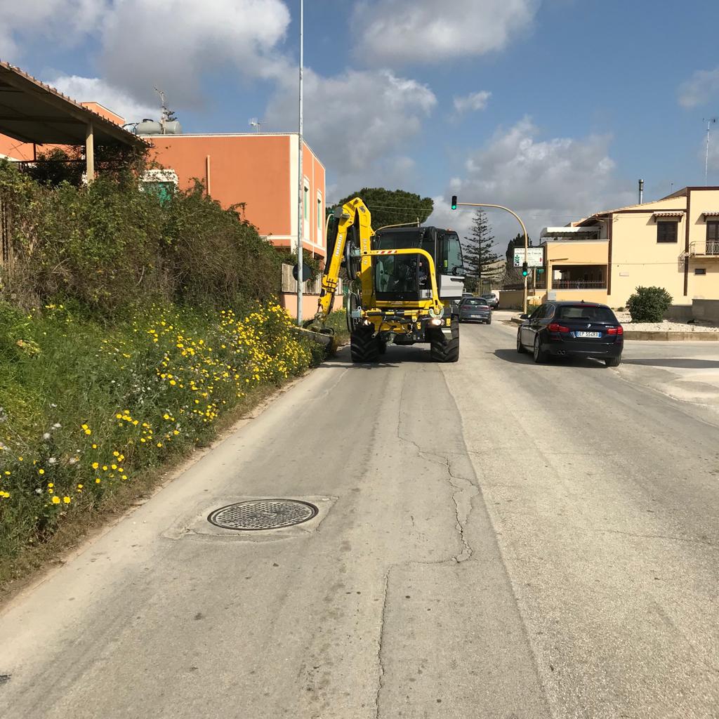 Energreenspa's tweet photo. Ottima performance di #ILFs1500 e #RoboMAX questa settimana in Sicilia. Una dimostrazione senza precedenti! #ProfessionalMachines #SelfPropelled #HydrostaticMachines #Multifunctional #Safety #Comfort #ExtremeVisibility #Quality #Maneuverability #Forestry #Forest #Tools https://t.co/HZsbqK9jJi