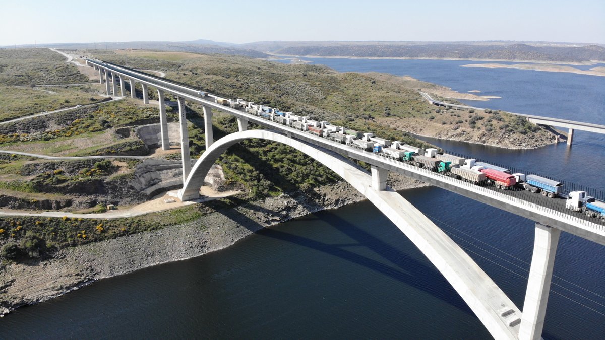 transportesgob's tweet photo. 🚄🚧La línea Madrid-Extremadura avanza: @Adif_es Alta Velocidad ha realizado pruebas de carga en el viaducto sobre el río Tajo. 
El objetivo es confirmar que la construcción se ha llevado a cabo satisfactoriamente. ✅ Se han necesitado 48 camiones 🚛de 38 toneladas cada uno: https://t.co/GlDtR978RQ