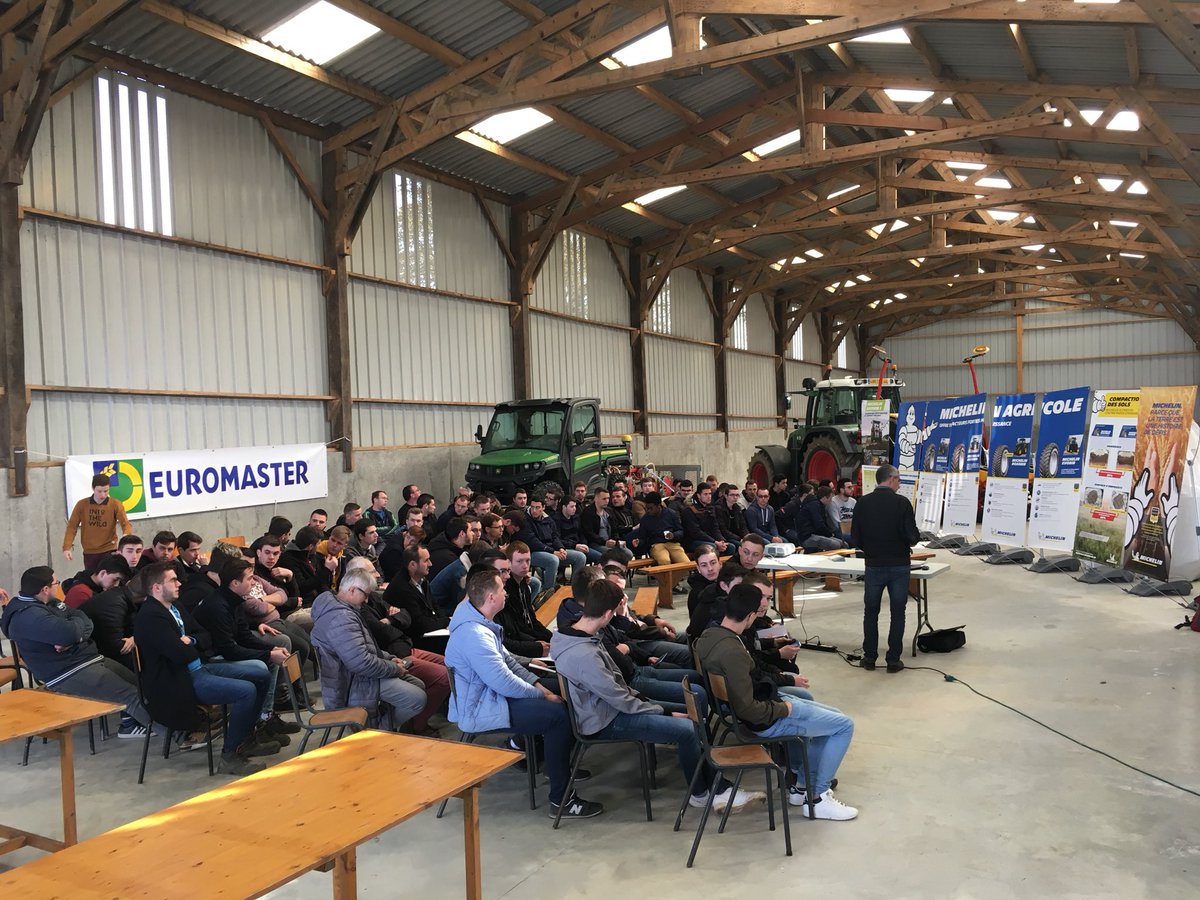 BNourissonpro's tweet photo. L’Agriculture de demain ! 🤔Journée d’informations à Guéméné Penfao (44)  👉🏻 Productivité 🚜, Respect des sols 🌾, longévité ...L’équipe @MichelinAgriFR répondait à toutes les questions avec des solutions  et démos! 👉🏻 profils &amp; technologies pneumatiques , télégonflage, jumelage! https://t.co/nRS3ZJ9Up1