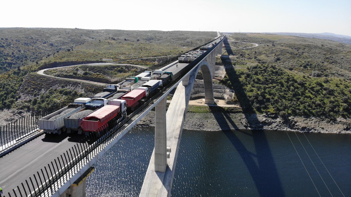 transportesgob's tweet photo. 🚄🚧La línea Madrid-Extremadura avanza: @Adif_es Alta Velocidad ha realizado pruebas de carga en el viaducto sobre el río Tajo. 
El objetivo es confirmar que la construcción se ha llevado a cabo satisfactoriamente. ✅ Se han necesitado 48 camiones 🚛de 38 toneladas cada uno: https://t.co/GlDtR978RQ