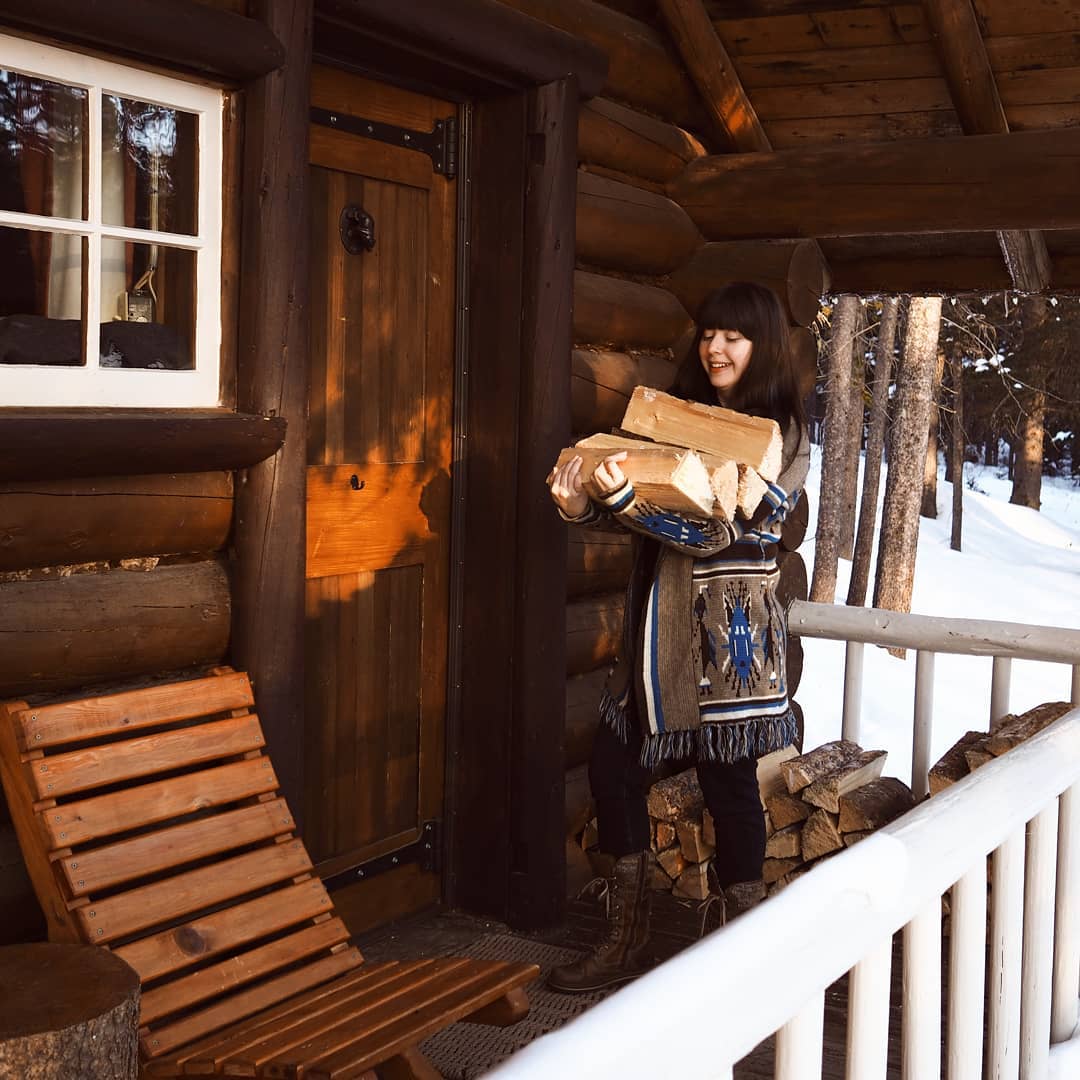 wanderinglobe's tweet image. The Canadian Rockies are calling! Pack your bags &amp;amp; head here. Rustic cabin, these views &amp;amp; the best breakfast. @TravelAlberta @Banff_Squirrel @PursuitBanff #travel NEW POST ⬇️ northamericantraveller.com/experience-rus…