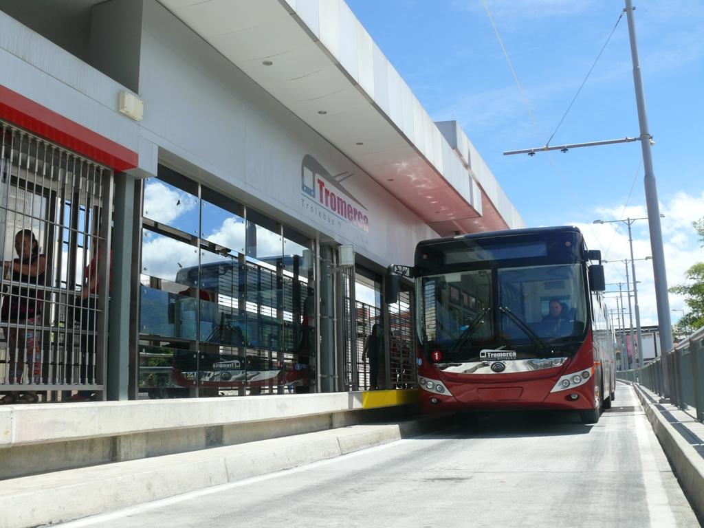 Trolebus_Merida's tweet photo. Edward Rojas, pdte de Tromerca: Ante el ataque al sistema eléctrico, Tromerca activó su dispositivo de contingencia local bajo instrucción de @NicolasMaduro y garantizamos de manera efectiva la movilidad de los merideños. Agradecemos a nuestros trabajadores por el gran despliegue https://t.co/NtlhRhydB2