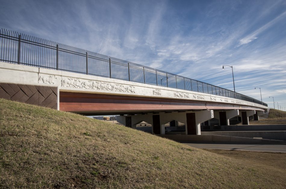 LinersForm's tweet photo. #ThrowbackThurday
I-35 and Rock Creek Rd
Creative Form Liners partnered with @Connect_CEC , @CDReconnect , and @ManhattanBuild to provide @cityofnormanok with a bridge that shows off their unique history. @OKArtsCouncil
#BeautifulBridges #Equestrian #ContextSensitive #History https://t.co/3KkFlKCfB9