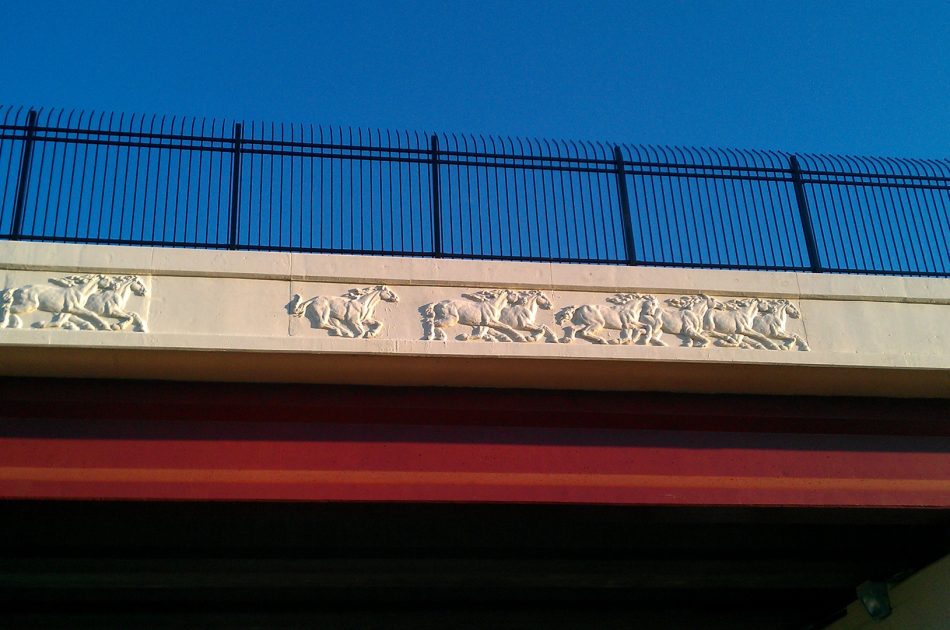 LinersForm's tweet photo. #ThrowbackThurday
I-35 and Rock Creek Rd
Creative Form Liners partnered with @Connect_CEC , @CDReconnect , and @ManhattanBuild to provide @cityofnormanok with a bridge that shows off their unique history. @OKArtsCouncil
#BeautifulBridges #Equestrian #ContextSensitive #History https://t.co/3KkFlKCfB9