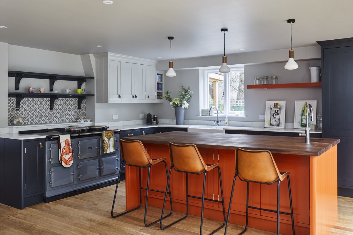 Perfect colours for a perfect Spring afternoon. @FarrowandBall @quookeruk @LandfordStone @dollyhotdogs @AGA_Official #charlotteslocks #railings #purbeckstone #kitchendesign #shakerkitchen