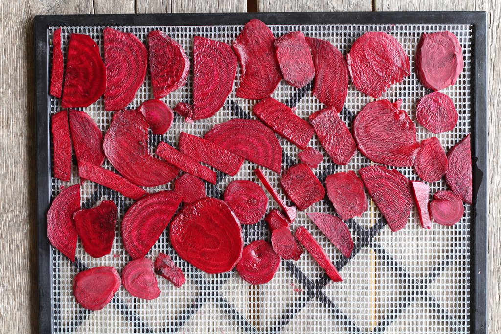 In the making... papitas de betabel para el lunch o para los snacks.