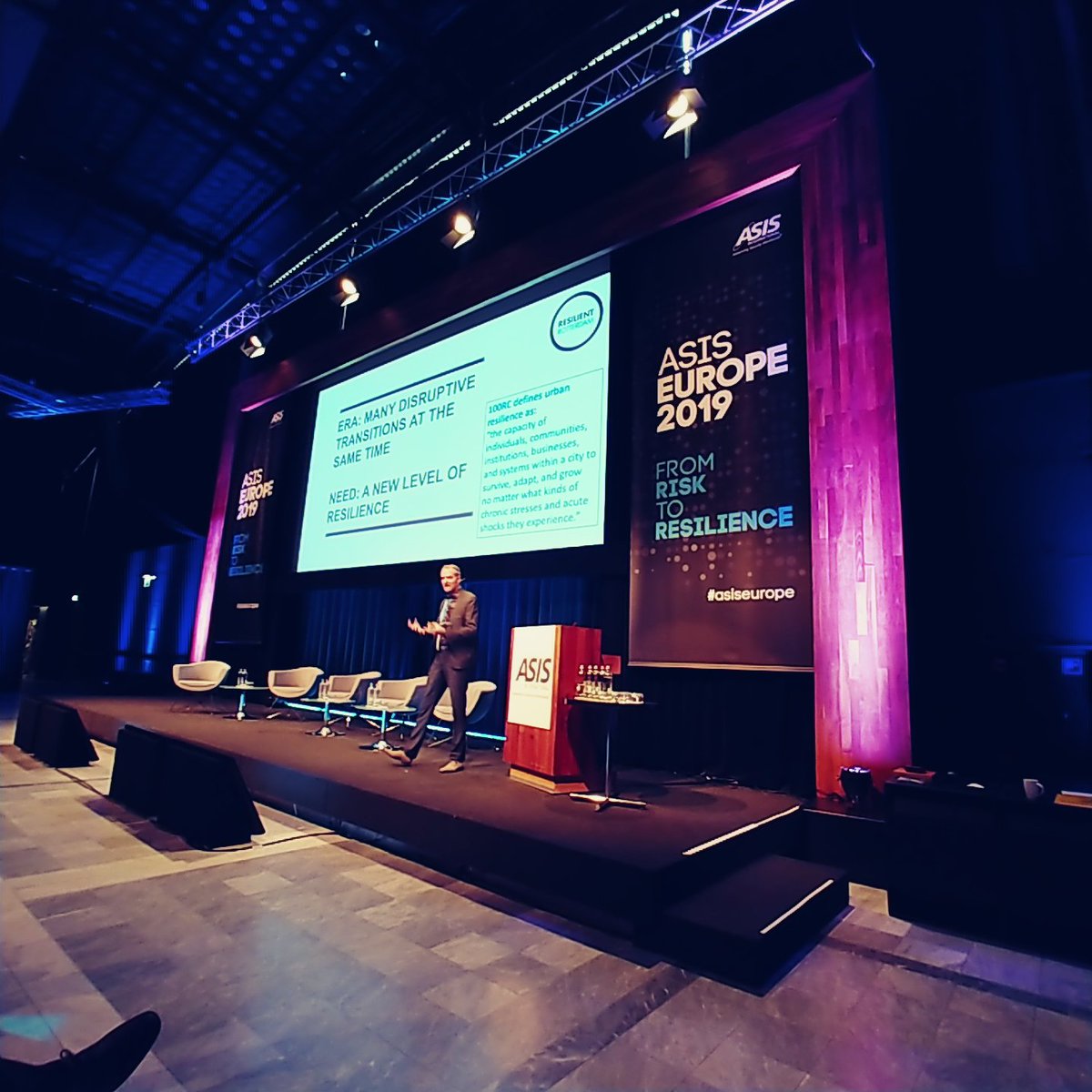 TfV2103_0302's tweet photo. Great talk of @arnoudmolenaar from the city of #Rotterdam at the Asis Europe 2019 #asisEurope https://t.co/s2oI2cbxhe