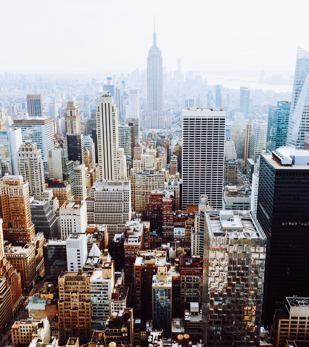 ExecutiveLimoNY's tweet photo. Taking a Spring Break trip to NYC?  Let us show you around!  Don’t get caught up in the crowds, subway, or taxi scene- have your own personal chauffeur who knows all the hot spots in town! We’ll make sure it’s a vacation to remember. https://t.co/LYgBUHGXyN