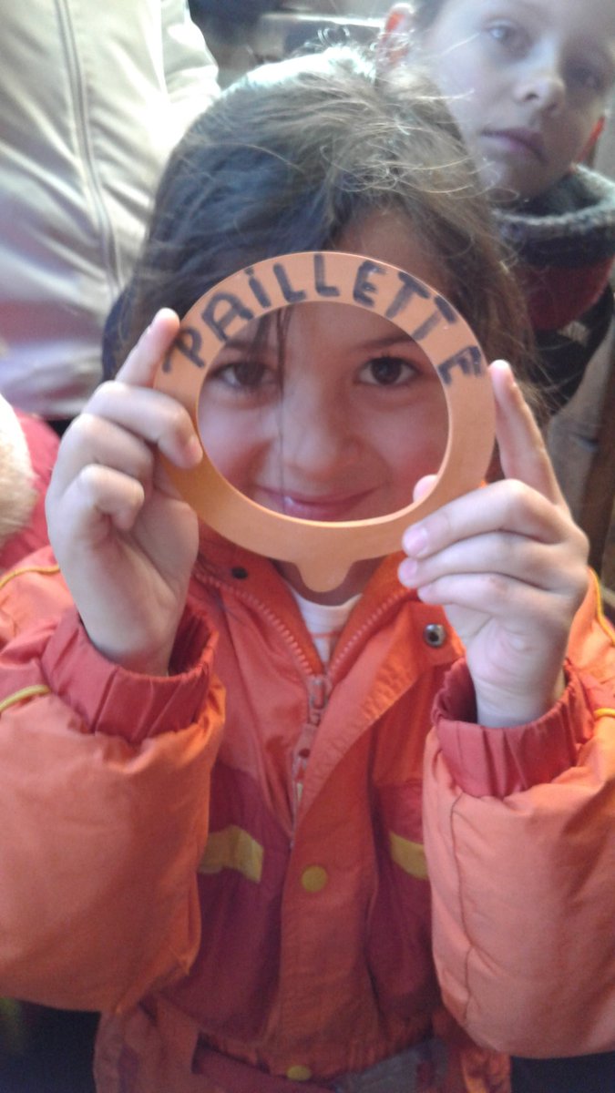 classeCP1's tweet photo. Zahra a eu l'honneur de mettre le collier au nouveau -né  ( né à 12h aujourd'hui ) car c'est elle qui lui a trouvé ce joli prénom commençant par la lettre P (année du P). Bienvenue à PAILLETTE 🐐 https://t.co/dZJyQKNpUJ