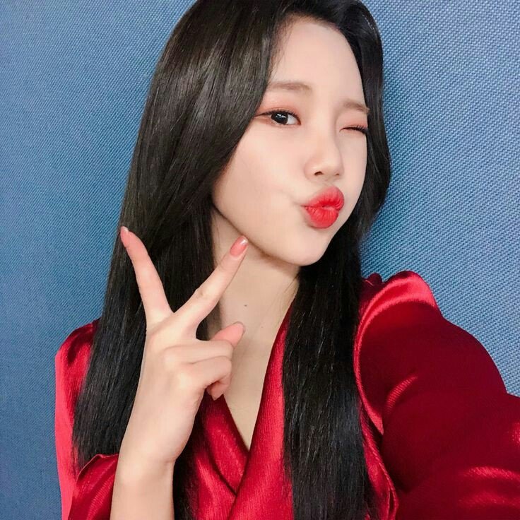 TranslationExo's tweet photo. วิธีดูเเลผิวหน้าสุดเเปลกของเหล่าไอดอลเกาหลี 
🌼JooE วงMomoland  : ใช้ผลิตภัณฑ์ต่างๆด้วยนิ้วนางเท่านั้นเนื่องจากนิ้วนางของคนเราจะมีแรงกดที่น้อยที่สุด
เหมาะสำหรับใช้บนใบหน้าที่บอบบางที่สุดของเรา 
#JooE #MOMOLAND 
#EXOGirlHowto_ https://t.co/nnoyV5RD71