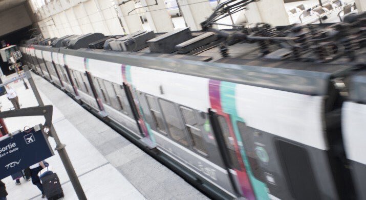 Paris_by_Elodie's tweet photo. 🔴Heads up: all week-end March30-31 NO #RERB TRAIN to/from DeGaulle airport @ParisAeroport🚊
Prefer regular shuttle bus #roissybus or #lebusdirect or take a taxi (reminder: set price €50/55 to & from right/left bank)
Expect heavy trafic, allow extra time.
Plan accordingly! https://t.co/EkCH8Pk9kN