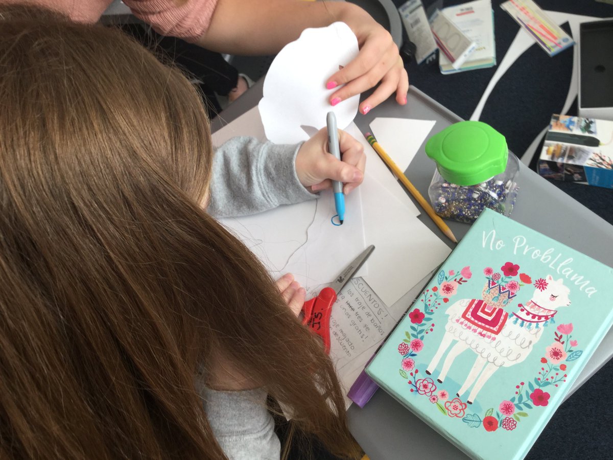 msmhamed7's tweet photo. 8 graders working on a store ad project. #XHSlanguage  #ClipperPride https://t.co/RkqJIKa8FV