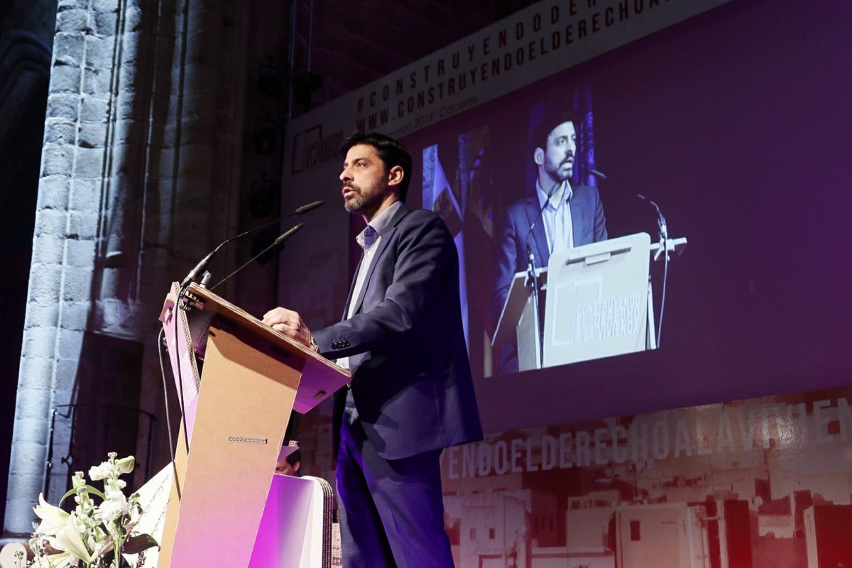 Javier Martín, dir. gral de Vivienda, da soluciones al mercado del alquiler: 
🏘️ Aumentar la oferta.
👨🏻‍🦱👩🏻‍🦰👵🏻 Apoyo a las personas con dificultades.
⚖️Afrontar el problema del alquiler turístico.
🔑De calidad (Declaración de Davos).  #CongresoDerechoVivienda