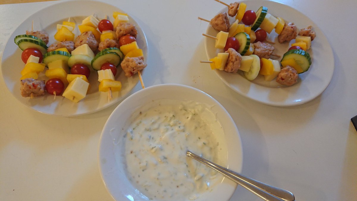 AksLys's tweet photo. Kyllingspyd med Tzatziki sto på menyen for 4. Trinn. Flinke elever!! https://t.co/wpsLUiuvhQ