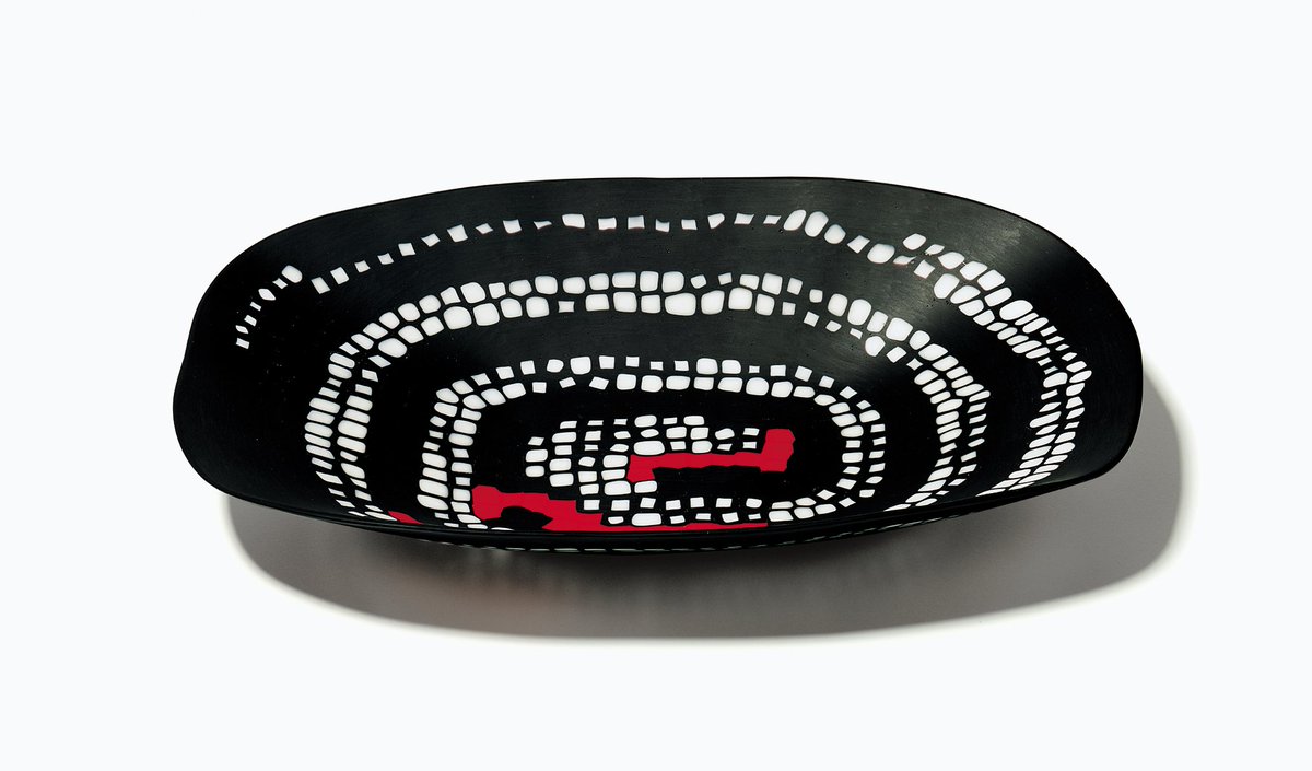 olnickspanu's tweet photo. Carlo Scarpa crafted this design in 1940 by arranging “murrine” in black “pasta vitrea,” which is opaque colored glass whose consistency is made to appear like ceramic, with red and white “murrine.”
#MuranoGlass #OlnickSpanuCollection #CarloScarpa #Murrine #Glass https://t.co/sFdutxFZQ4