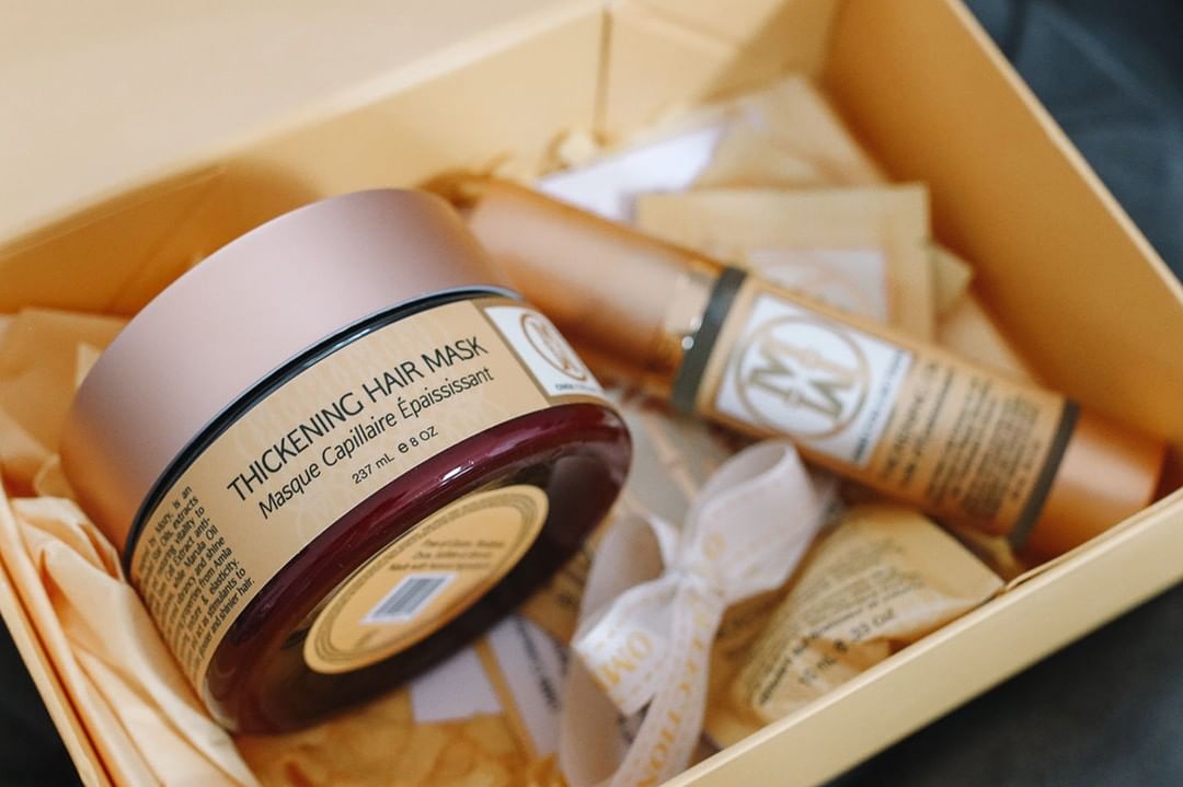 OMMCollection's tweet photo. Thick hair, don't care. 💁‍♀️ Apple Stem Cells and exotic oils unite in our Thickening Hair Mask to rejuvenate and restore vitality for fuller hair + a lovely finishing jasmine scent.⁣
#summer #staycation #summerhair #hairmasknatural #hairtreatment #ommcollection #vibranthair https://t.co/Wq63tF3b2Z
