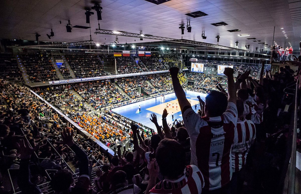 ania23452's tweet photo. 28 marca 2015 roku
Wielki "klasyk" #PlusLiga rozegrany na najwyższym szczeblu 🏐 rozgrywek klubowych 🌏 w Max Schmeling Halle #Berlin @BRVolleys 💖

@AssecoResovia  ⚡ @_SkraBelchatow_  

Kibicowsko - najpiękniejszy turniej, mecz na jakim byłam 😍
#GoSovia #CLVolleyM #Berlin2015 https://t.co/GATpjfLyWK