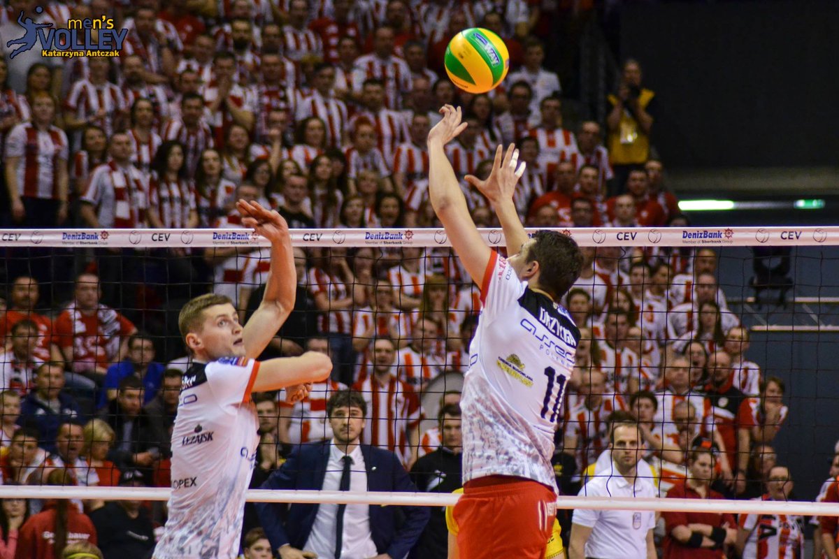 ania23452's tweet photo. 28 marca 2015 roku
Wielki "klasyk" #PlusLiga rozegrany na najwyższym szczeblu 🏐 rozgrywek klubowych 🌏 w Max Schmeling Halle #Berlin @BRVolleys 💖

@AssecoResovia  ⚡ @_SkraBelchatow_  

Kibicowsko - najpiękniejszy turniej, mecz na jakim byłam 😍
#GoSovia #CLVolleyM #Berlin2015 https://t.co/GATpjfLyWK